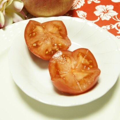 品薄になってきた貴重な桃を添えて❤

写真拡大すると桃が見えるかな？
大きなトマトで、大きく飾り切りしましたよ～♪感謝♪(*⌒―⌒*)